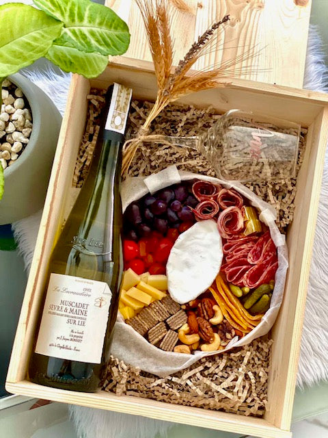 Wine, Charcuterie and Cheeses Gift Box Premium